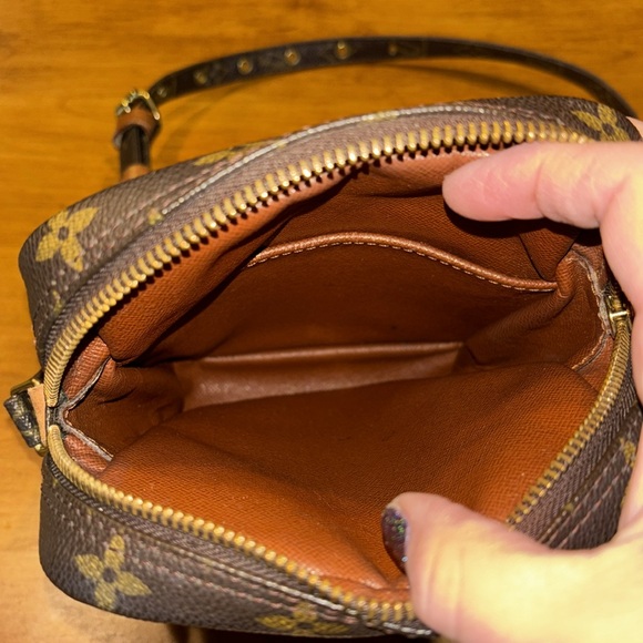 LOUIS VUITTON DANUBE 21 MONOGRAM CROSSBODY BAG DUST BAG & BOX GOLD HARDWARE 🤎🧡 - Picture 5 of 17